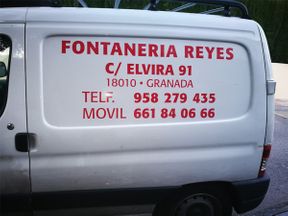 Fontanería Reyes camioneta de la empresa