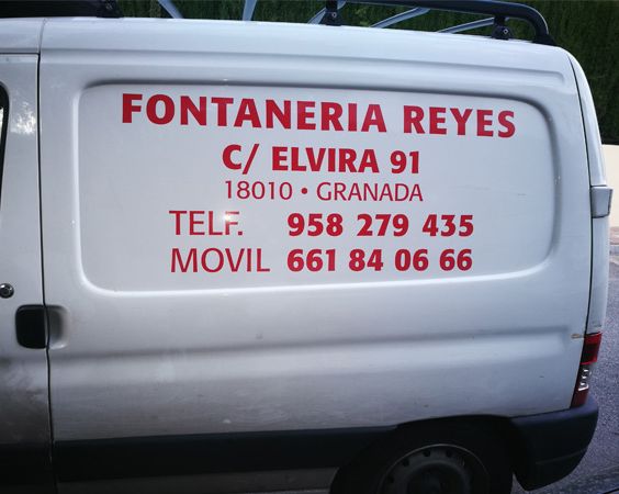 Fontanería Reyes camioneta de la empresa